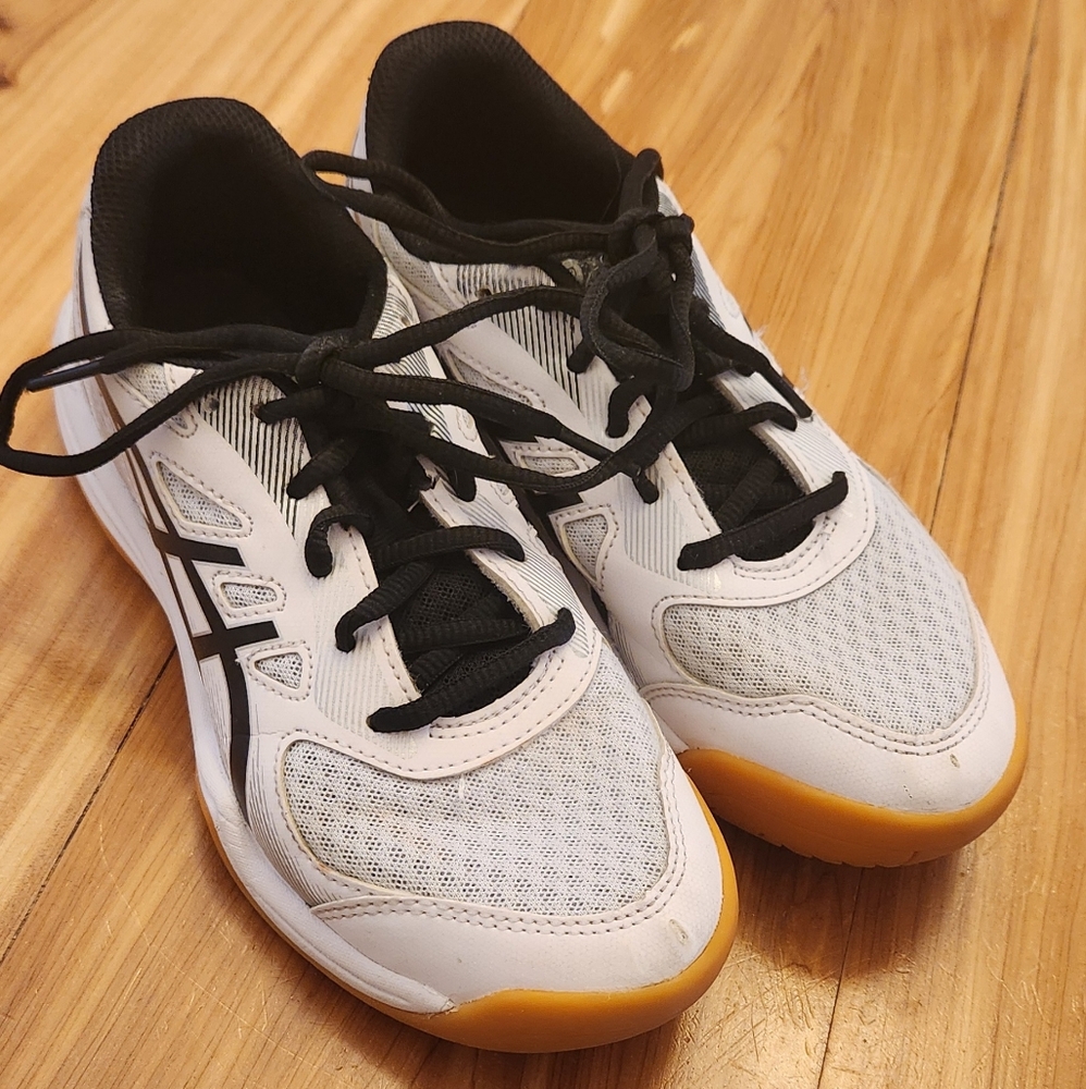 Asics Upcourt 5 Volleyball shoes.